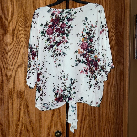LUQ Blouse from Stitch Fix Size XL Floral Print Tie Front - Picture 5 of 5